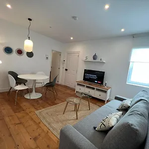 Apartment Peaceful 1br With Shared Terrace At The Nook, Gibraltar